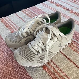 Womens On Cloudflow running shoes